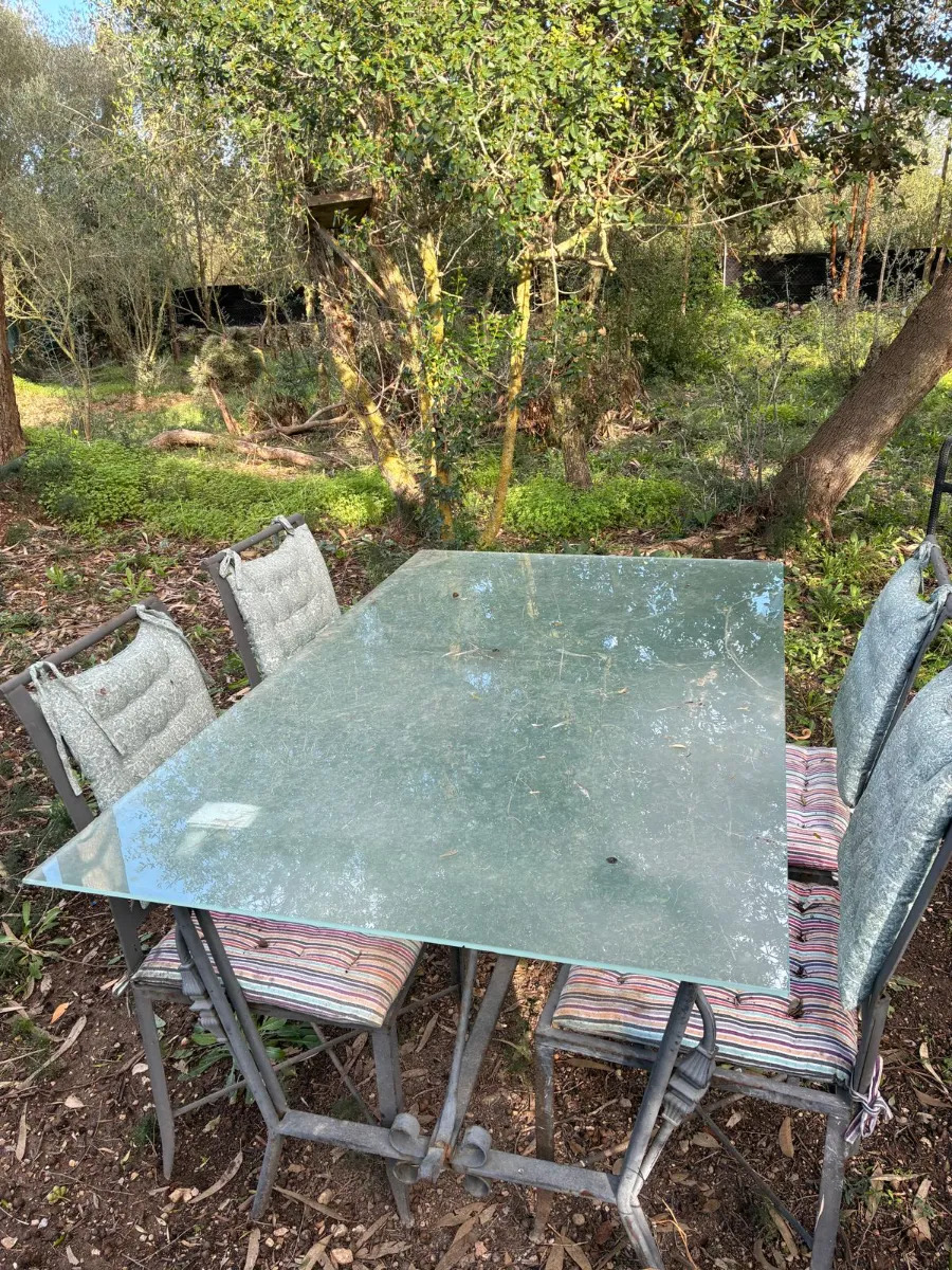 Massiver Gartentisch mit 4 Stühlen  — Bild 1