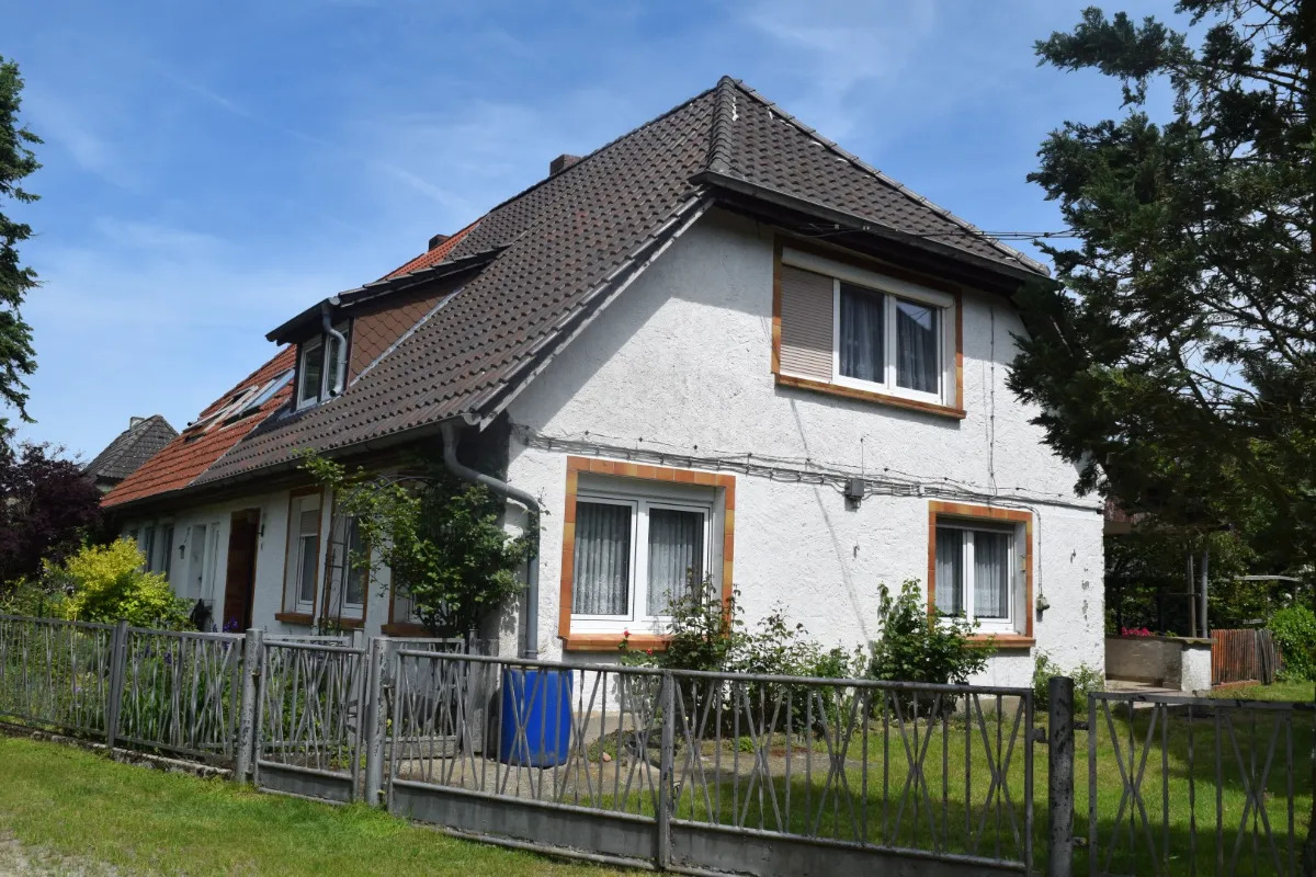 in Norddeutschland: Doppelhaushälfte in idyllischer Landschaft — Bild 1